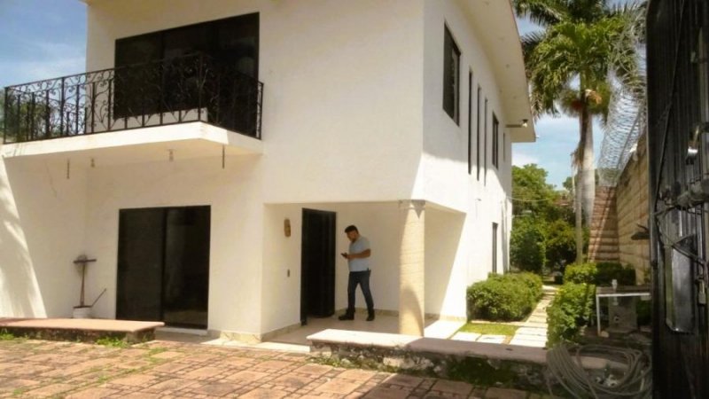 Casa en venta en Yautepec Morelos, jardín arbolado y bungalow.