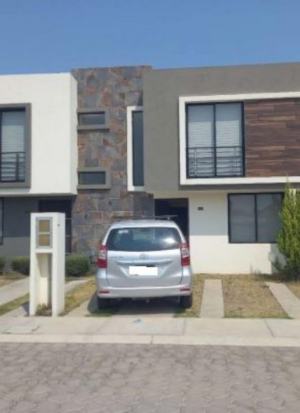  Casa en Venta (3 recámaras, una en PB.). San Fco Ocotlan, Puebla (Zona:  Atrás de VW)