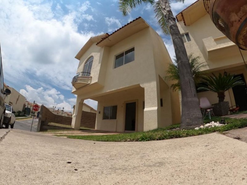 Foto Casa en Venta en RESIDENCIAL ALTA CALIFORNIA, Tlajomulco de Zúñiga, Jalisco - $ 2.500.000 - CAV345828 - BienesOnLine