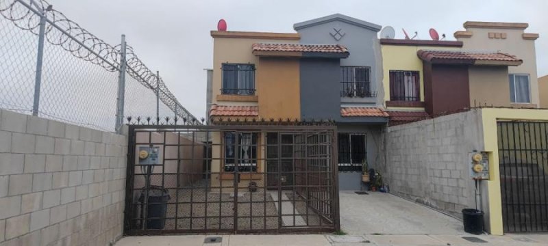 Casa en Venta en Fraccionamiento Urbiquinta del Cedro 2 Tijuana, Baja California