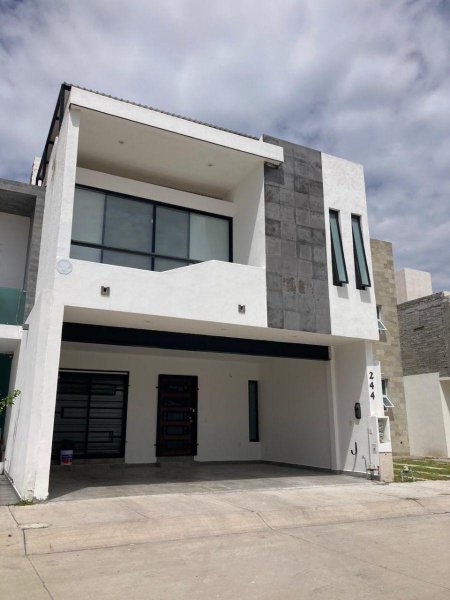 Foto Casa en Venta en Villas de Bernalejo, Irapuato, Guanajuato - $ 3.800.000 - CAV109656 - BienesOnLine