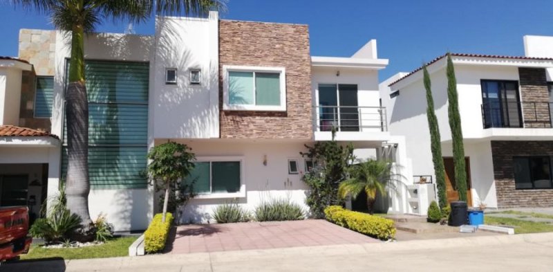 Foto Casa en Venta en Residencial Provenza, Tlajomulco de Zúñiga, Jalisco - $ 8.389.942 - CAV351553 - BienesOnLine