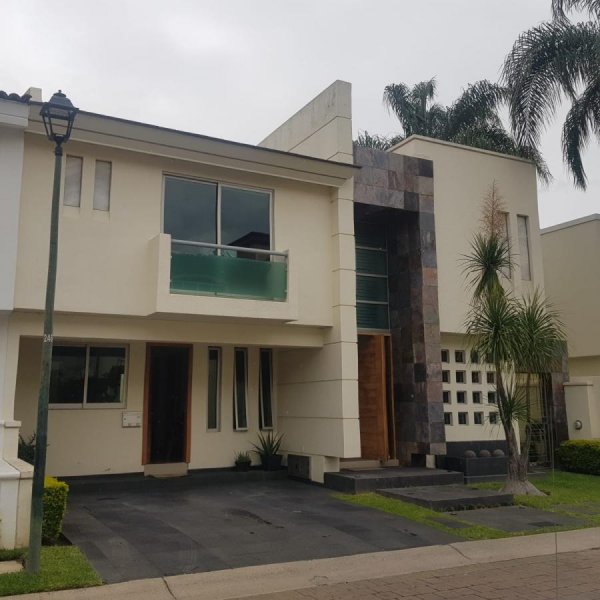 Foto Casa en Venta en Jardín real, Zapopan, Jalisco - $ 8.500.000 - CAV303563 - BienesOnLine