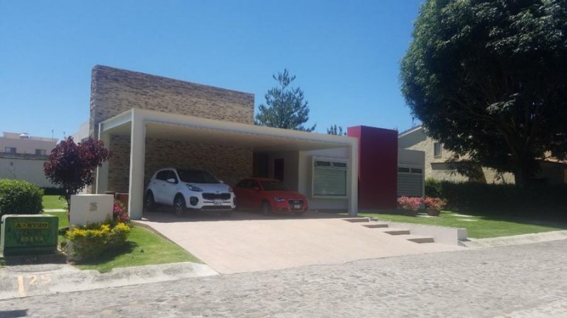 Foto Casa en Venta en Rancho Santa Anita, Tlajomulco de Zúñiga, Jalisco - $ 8.900.000 - CAV248192 - BienesOnLine