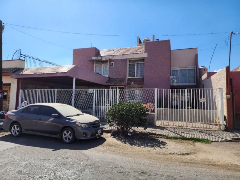 SE VENDE CASA CENTRICA CON EXCELENTES ESPACIOS