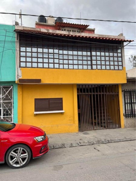 Se vende casa de 3 pisos 9 recamaras 4 baños en la Colonia Azaleas de 108 mt2 Terr. 218 mt2 Construc