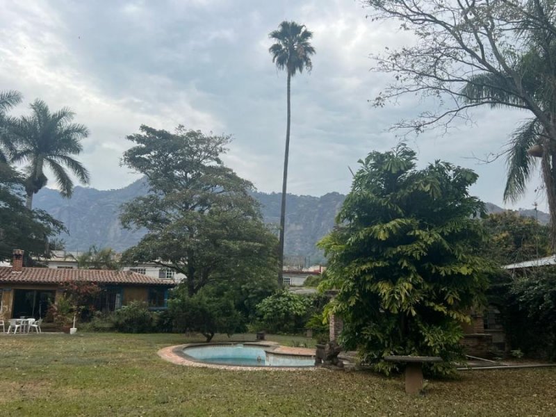 Terreno en Venta en Av Revolución barrio Santo Domingo Tepoztlán Mor,  Tepoztlán, Morelos